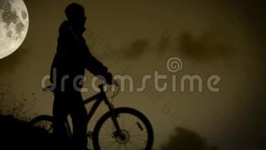 夜间月光下骑自行车的活跃的骑自行车者